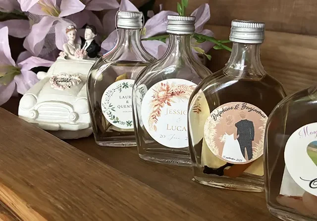 Mignonnettes de rhum arrangé personnalisées avec étiquettes aux prénoms des mariés, cadeau invité de mariage