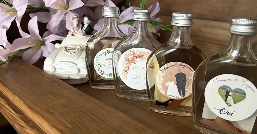 Mignonnettes de rhum arrangé personnalisées avec étiquettes aux prénoms des mariés, cadeau invité de mariage